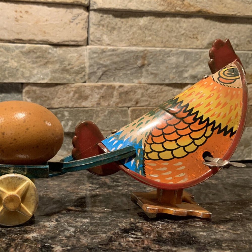 Vintage - russ berrie Wind up chicken with egg in wagon